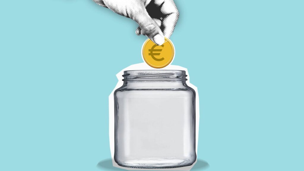 Foto de Monstera Production: https://www.pexels.com/es-es/foto/persona-sosteniendo-un-frasco-de-vidrio-transparente-con-tapa-amarilla-5849596/ donaciones que desgravan el irpf